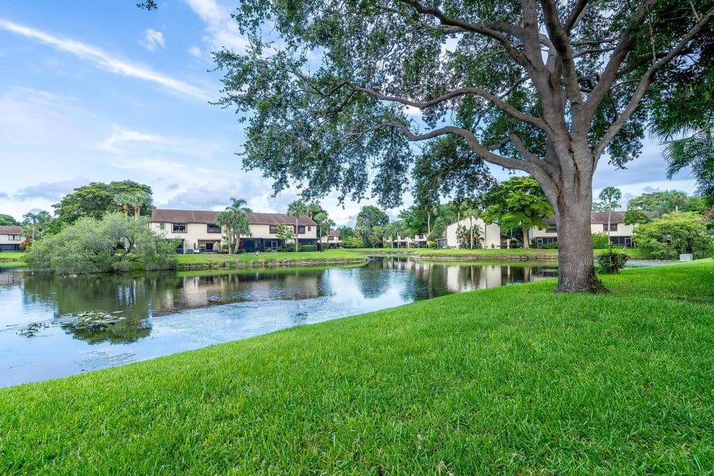 2+1 Mülk — 3727 Carambola Circle N #2823