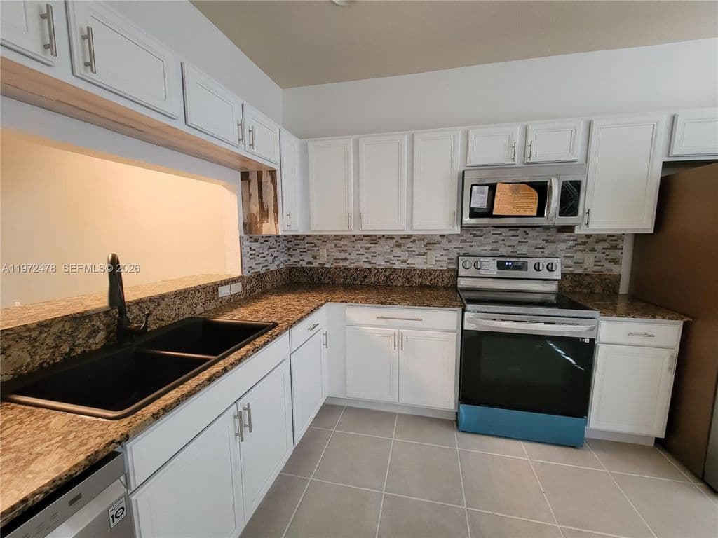 3+1 Mülk — 2761 SW 82nd Ave #102
