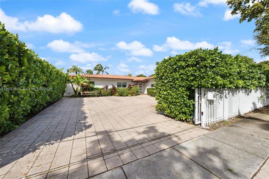 4+1 Müstakil ev — 12944 Banyan Rd