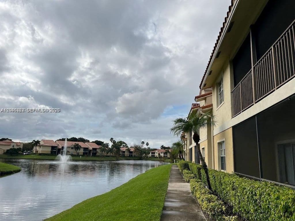 1-bedroom Condo — 1227 SW 46th Ave APT 304