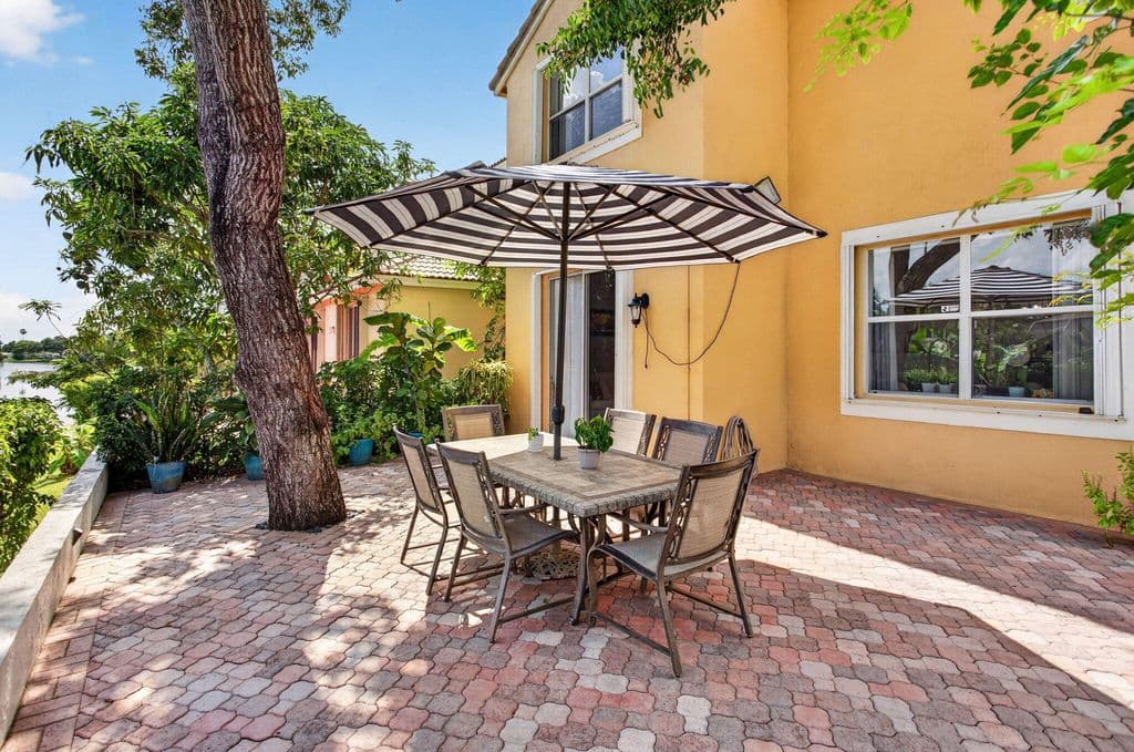 4+1 Müstakil ev — 9736 NW 1st Manor