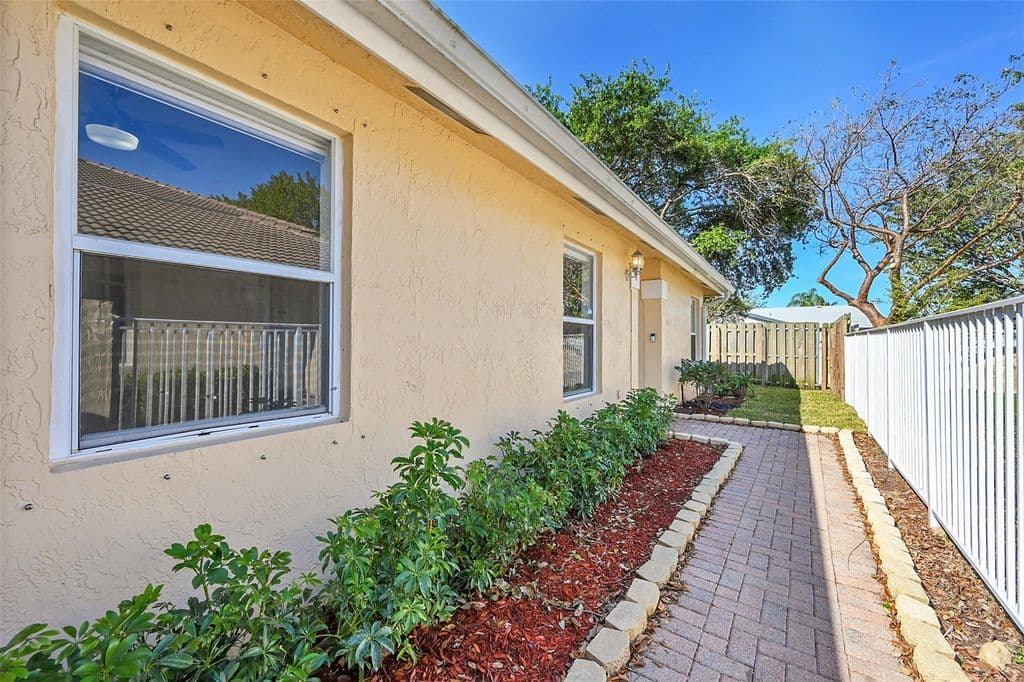 3+1 Mülk — 5361 NW 90th Avenue