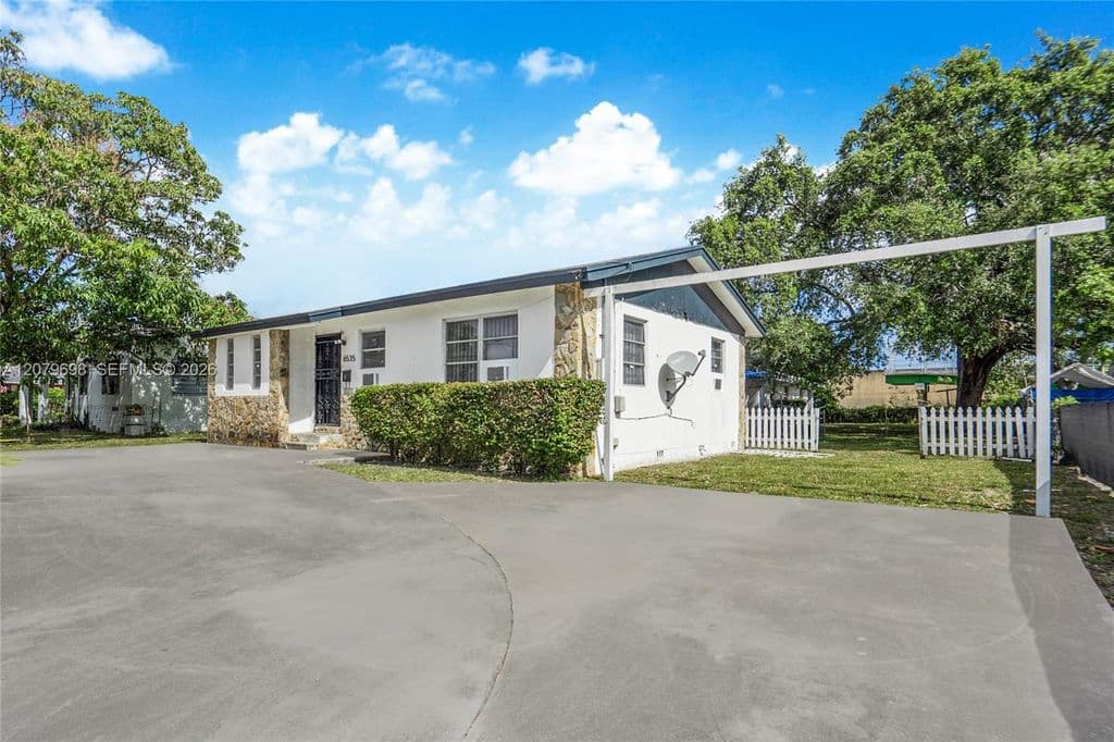 3+1 Müstakil ev — 6535 NW 6th Ave