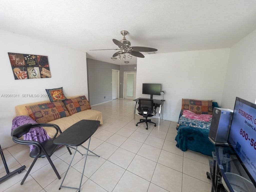 3+1 Müstakil ev — 240 NE 23rd Ct