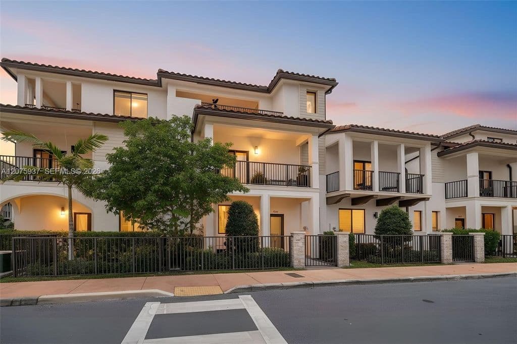 3+1 Mülk — 4256 NW 83rd Ave