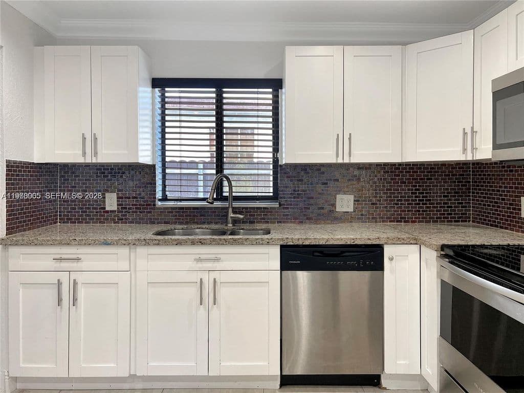 6-bedroom Single-Family Home — 221 W 31st St