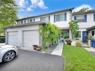 3-bedroom Townhouse — 15561 SW 110th Ter, Miami, 33196