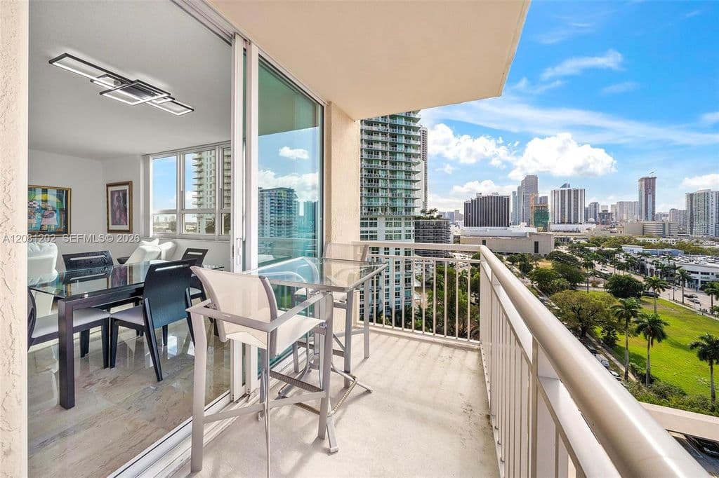 3-bedroom Property — 2000 N Bayshore Dr APT 1502