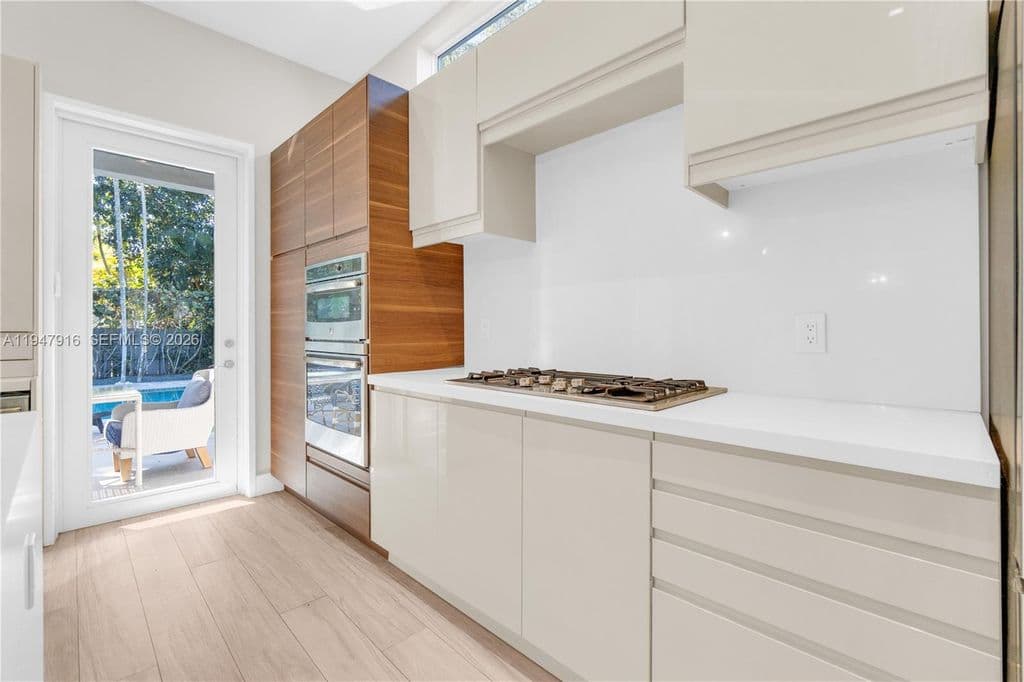 5+1 Müstakil ev — 760 NE 115th St