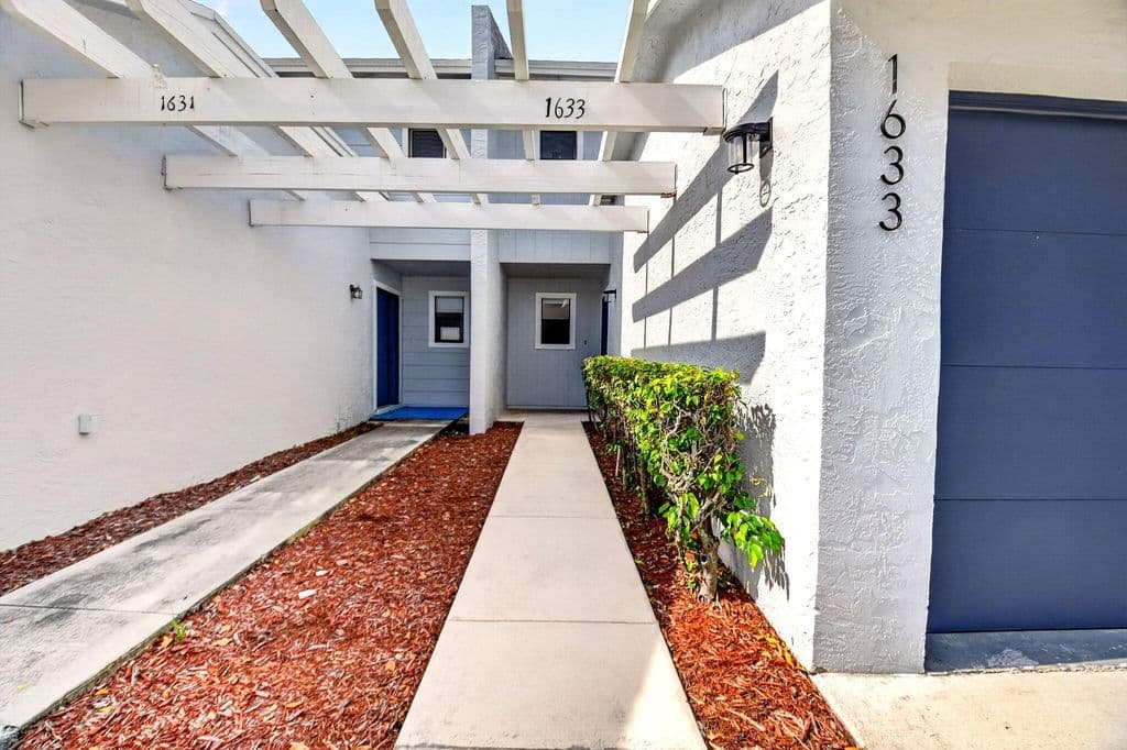 2-bedroom Property — 1633 Woodbridge Lakes Circle #1633