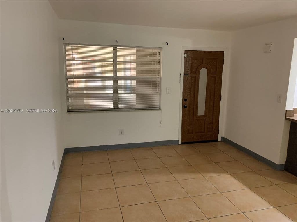 1-bedroom Condo — 1851 NE 168th St APT B10