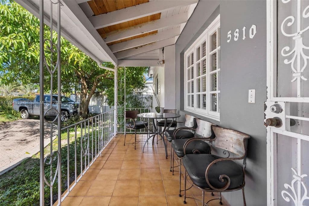4+1 Müstakil ev — 5810 SW 22nd St