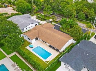4+1 Müstakil ev — 1850 NE 199th St, Miami, 33179