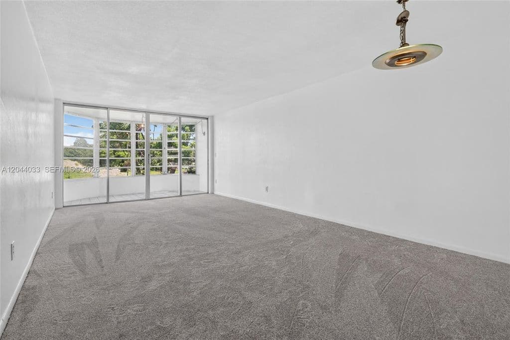 1+1 Condo — 1501 NE 191st St APT C203