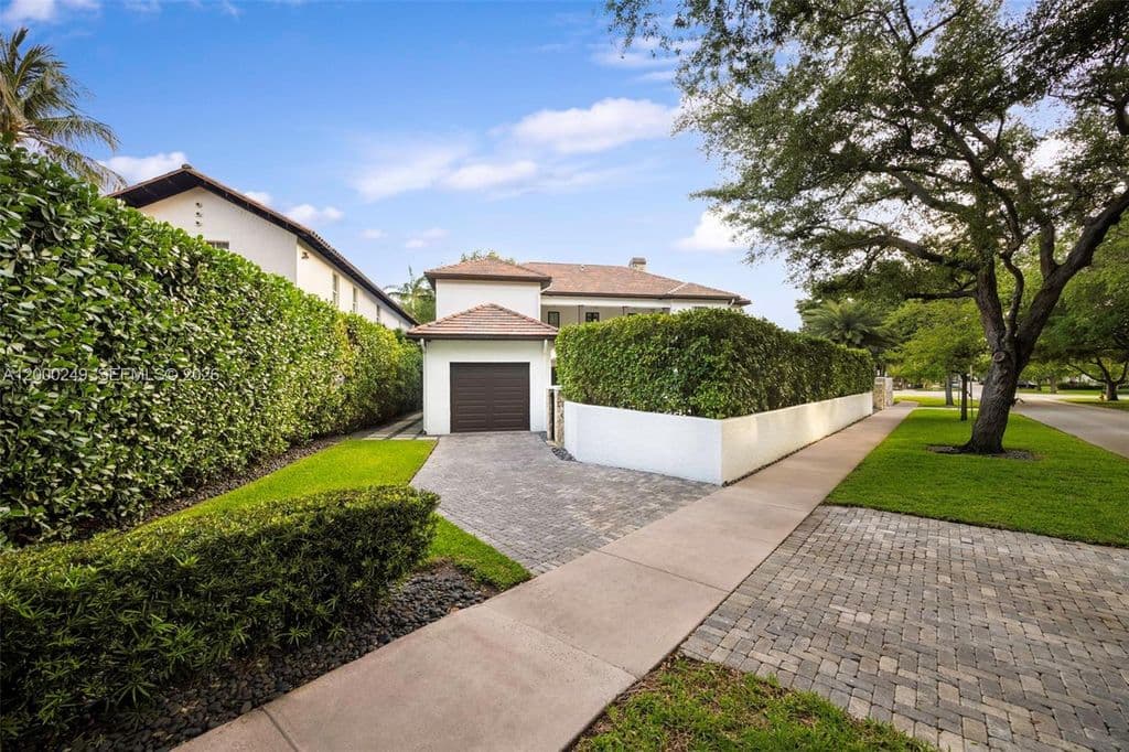 5+1 Müstakil ev — 475 Amalfi Ave
