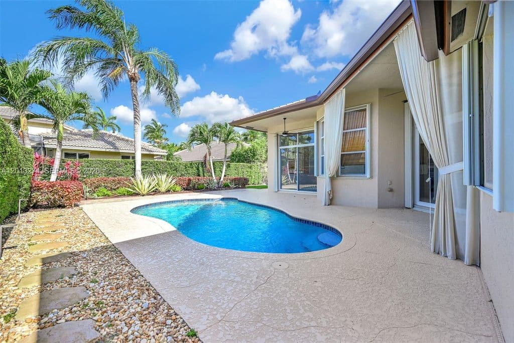 4-bedroom Single-Family Home — 2553 Jardin Mnr