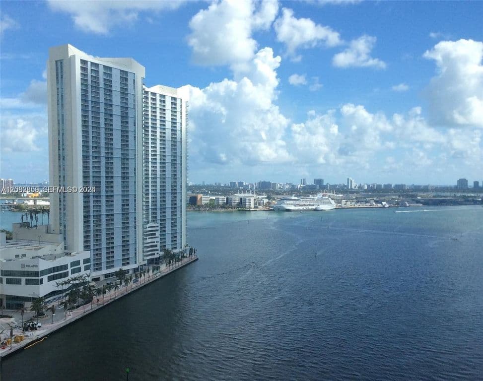 3+1 Condo — 325 Biscayne Blvd #1923