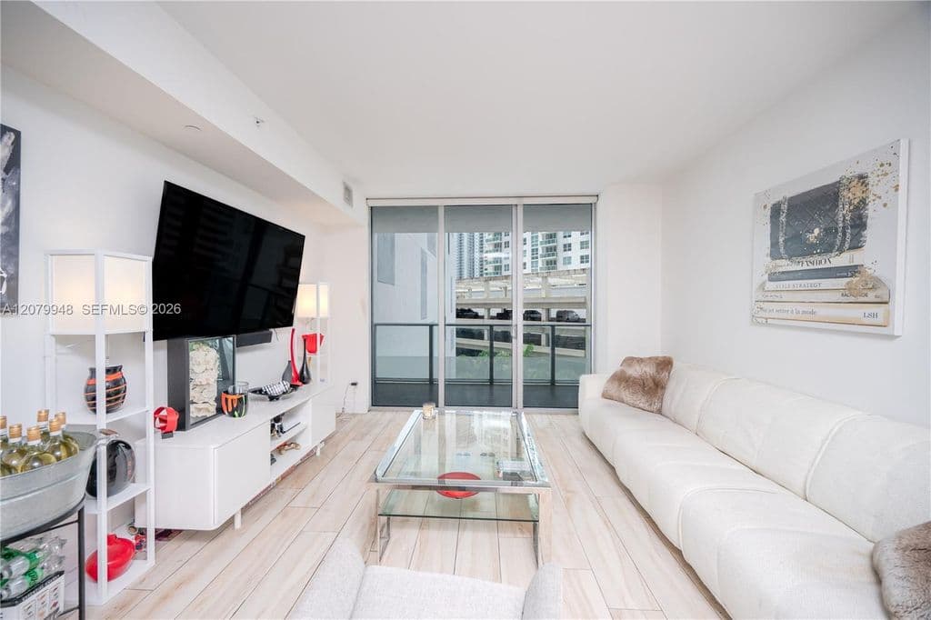 1-bedroom Condo — 1300 Brickell Bay Dr APT 710