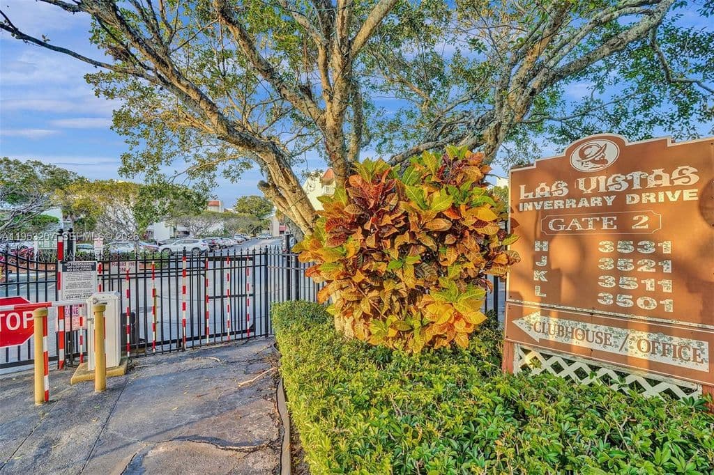 2-bedroom Condo — 3511 Inverrary Dr APT 107