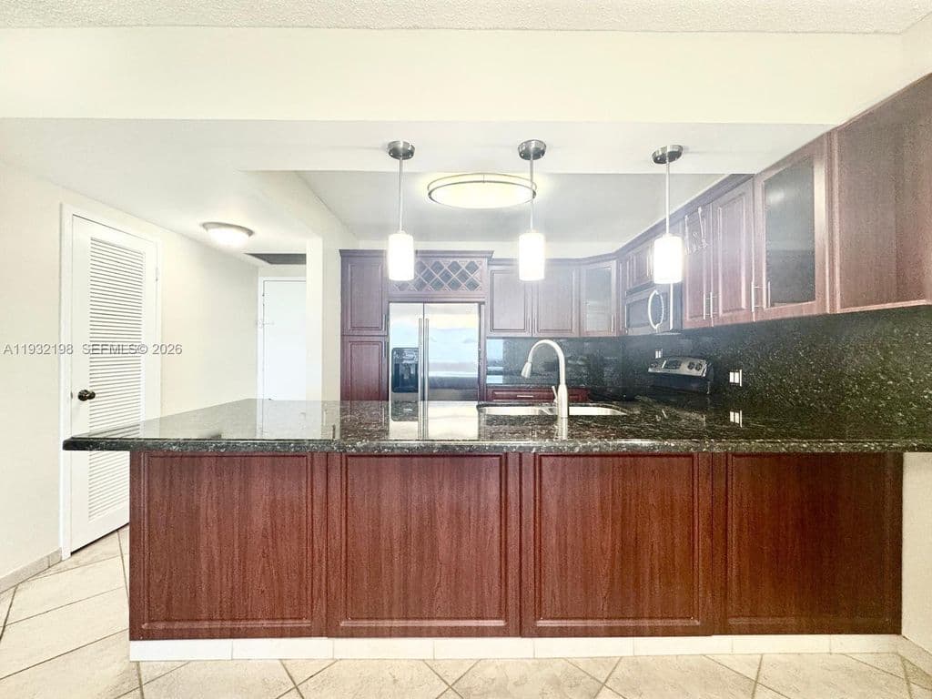 2+1 Condo — 3725 S Ocean Dr APT 508