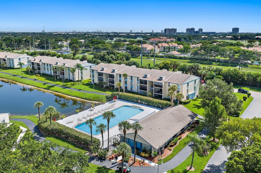 2-bedroom Condo — 1111 GREEN PINE Boulevard #F1