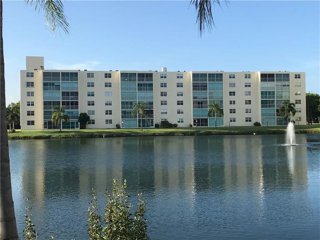 2+1 Condo — 206 SE 10TH Street #201
