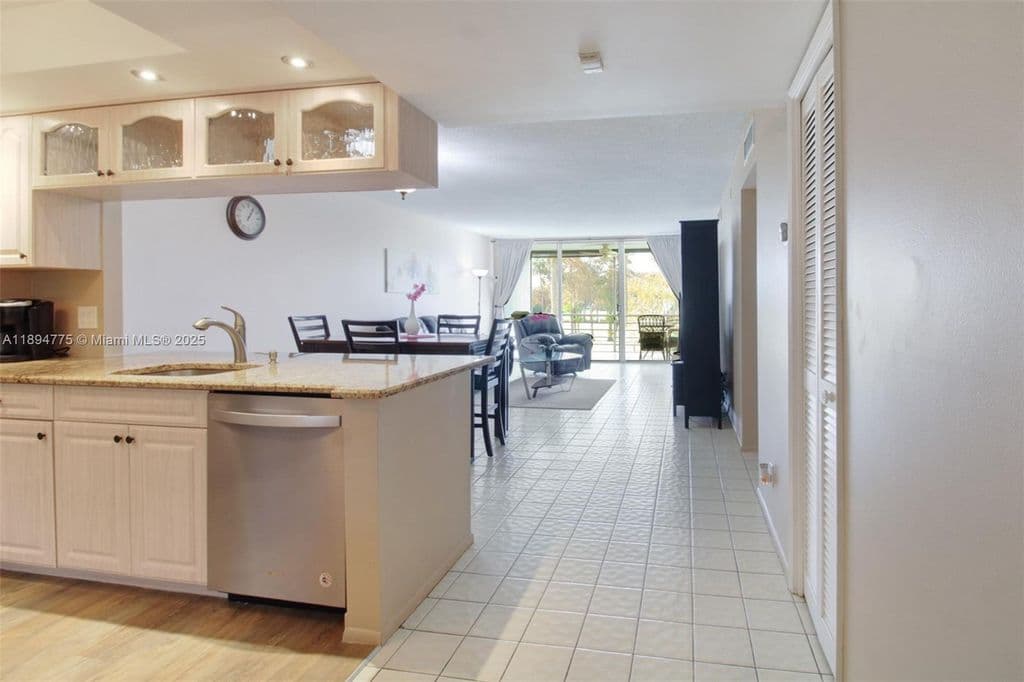2+1 Condo — 605 Oaks Dr APT 305