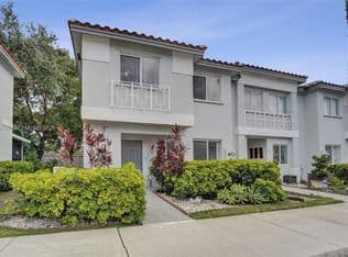 3-bedroom Townhouse — 806 NW 208th Way, Pembroke Pines, 33029