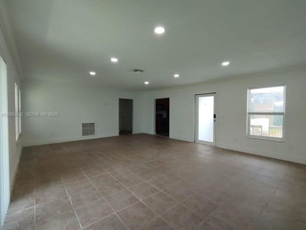3+1 Müstakil ev — 3141 N 73rd Ave