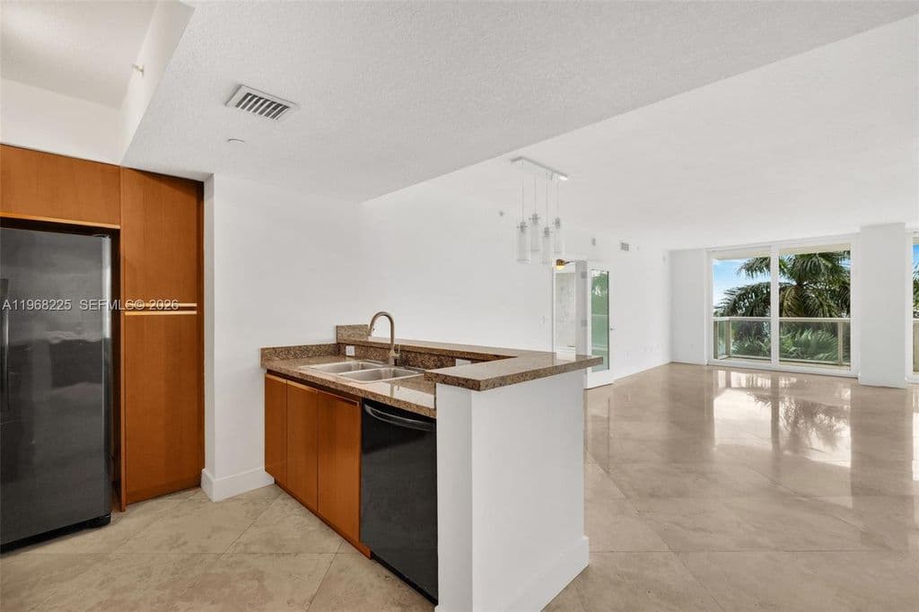 2+1 Condo — 10 Venetian Way APT 403