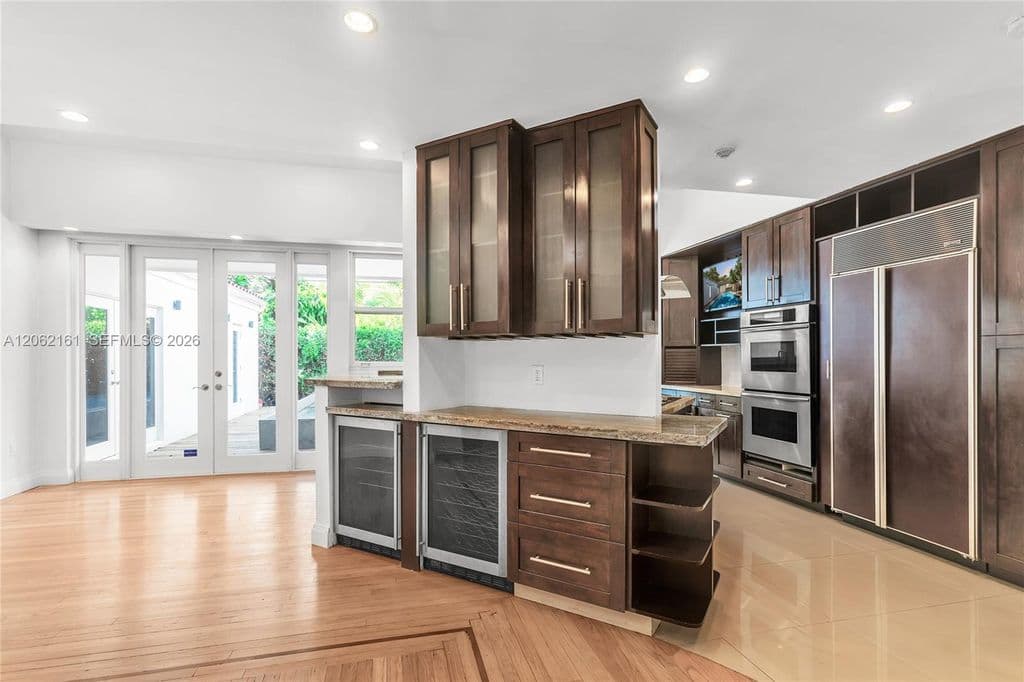 4+1 Müstakil ev — 776 NE 74th St