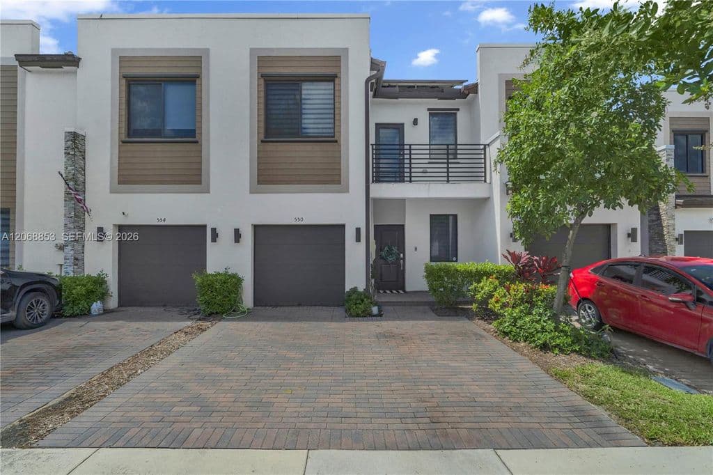 4+1 Mülk — 550 NE 207th St