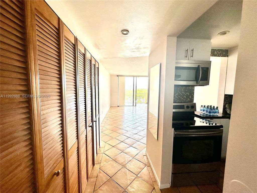 1-bedroom Condo — 2350 NE 135th St APT 1101