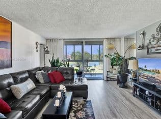 2-bedroom Condo — 9461 Sunrise Lakes Blvd APT 208, Sunrise, 33322