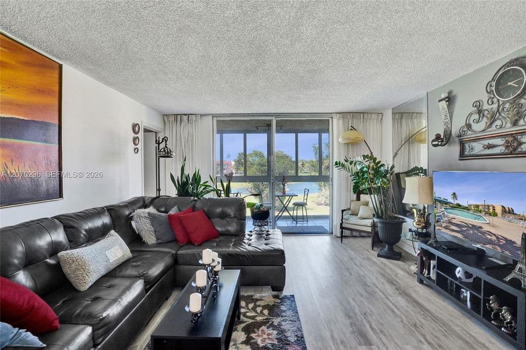 2-bedroom Condo — 9461 Sunrise Lakes Blvd APT 208