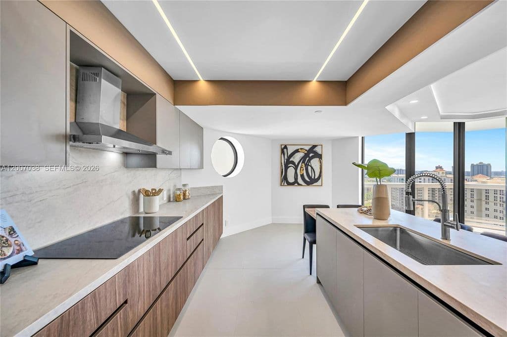 3+1 Condo — 20185 E Country Club Dr APT 1904