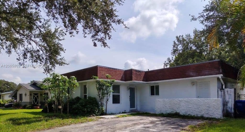 3+1 Müstakil ev — 3141 N 73rd Ave