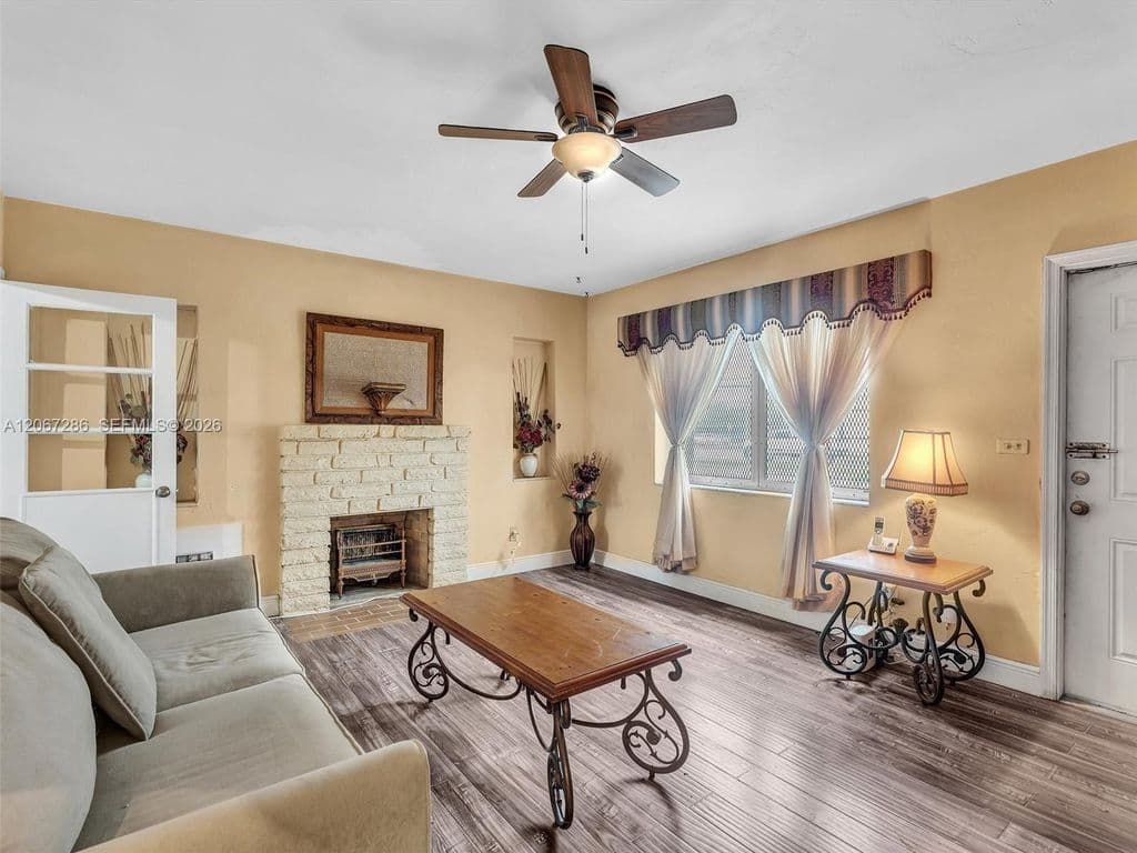 3+1 Müstakil ev — 10 SW 72nd Ave