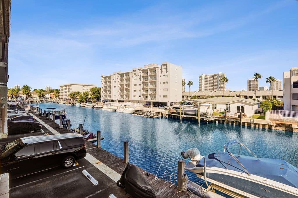 2+1 Condo — 3665 NE 167th St APT 208
