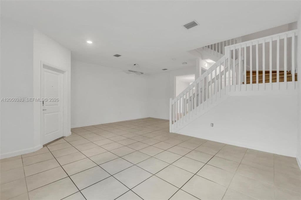 3+1 Mülk — 582 NE 207th St