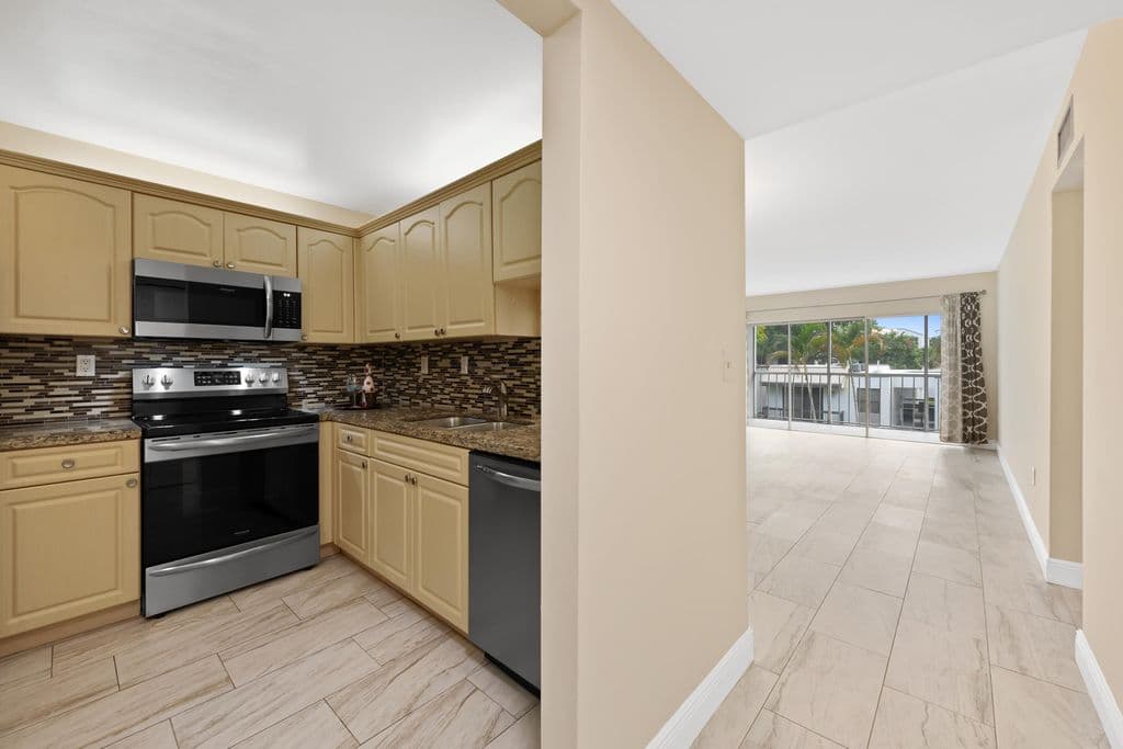 3+1 Condo — 483 N Pine Island Road #C304