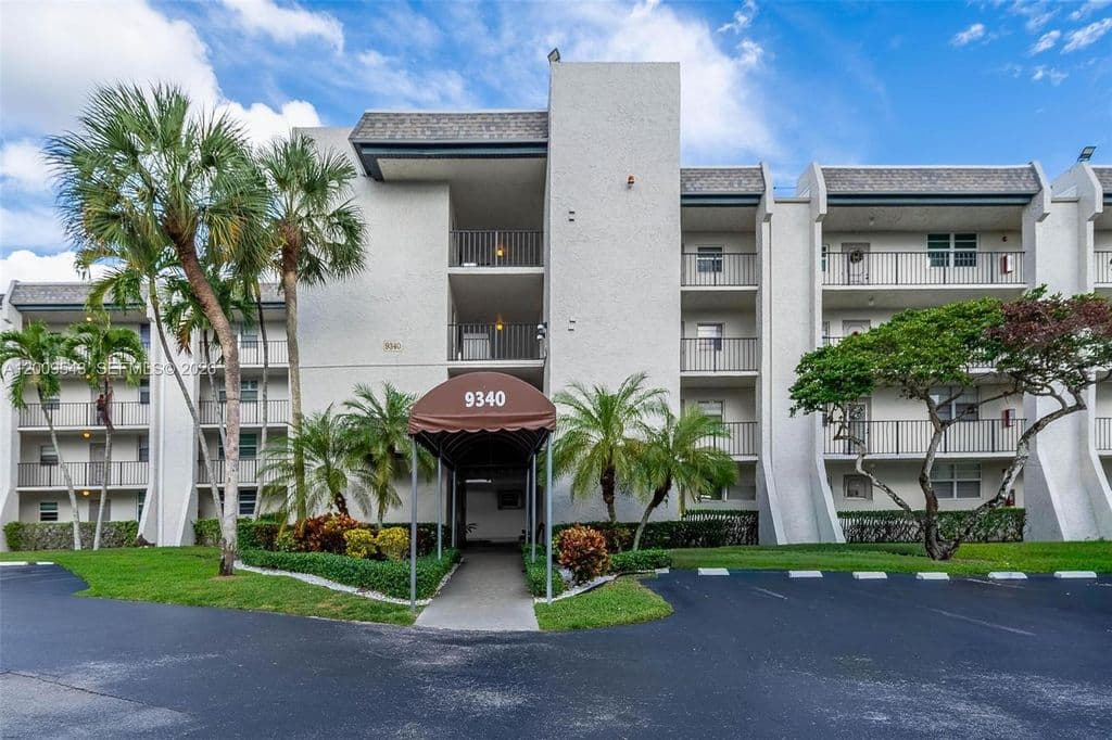 3-bedroom Condo — 9340 Lagoon Pl APT 110