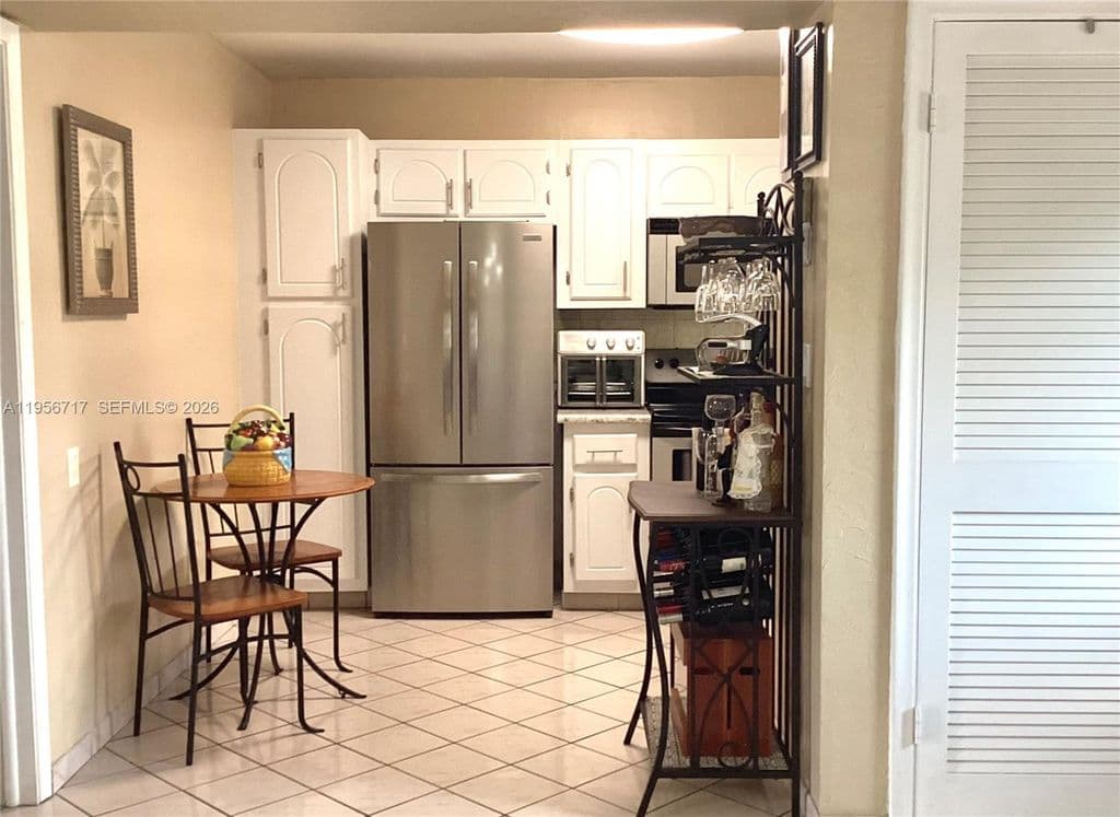2-bedroom Condo — 361 S Hollybrook Dr APT 305