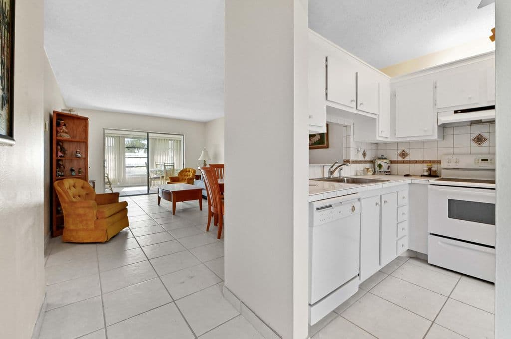 2-bedroom Condo — 3506 NW 49th Avenue #603
