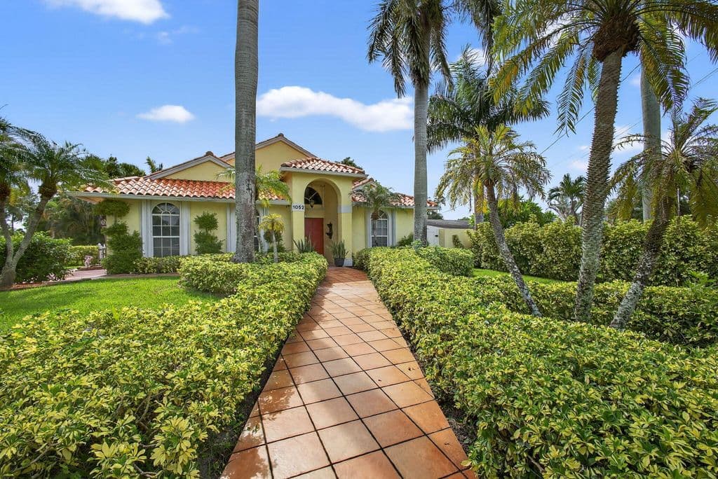 Single-Family Home — 1052 W SHORE Drive