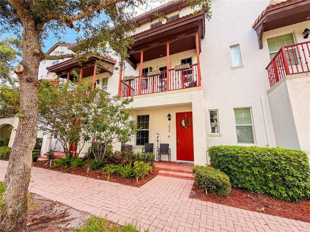 3+1 Mülk — 2828 SW 119th Way