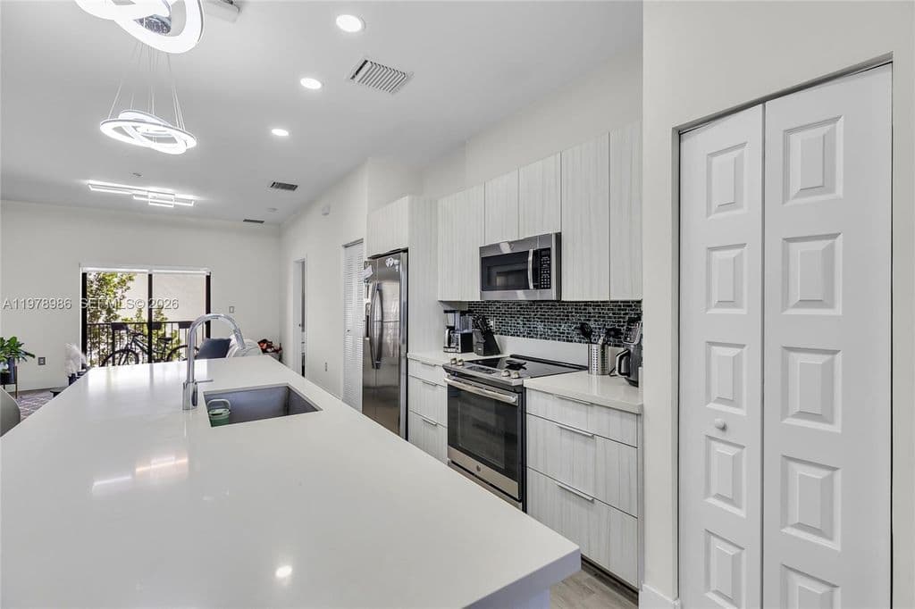 3-bedroom Condo — 7925 NW 104th Ave APT 28