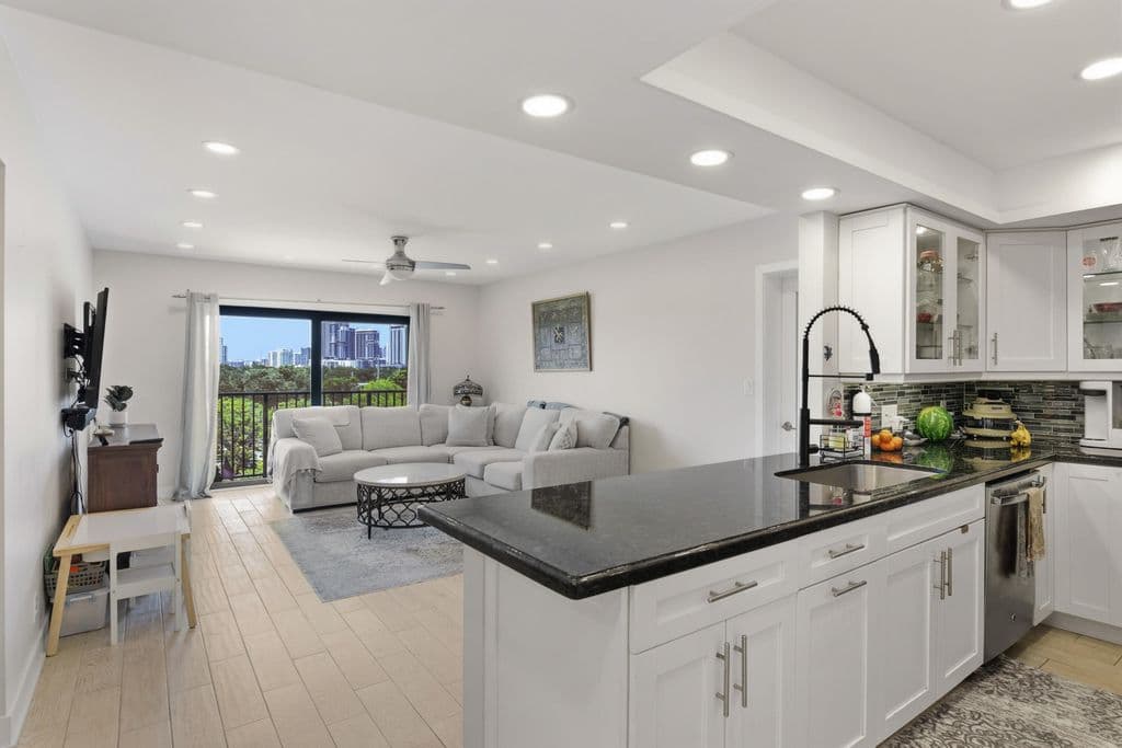 2+1 Condo — 1000 RIVER REACH Drive #516