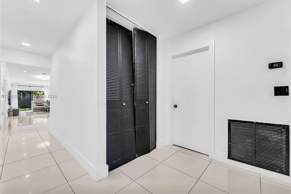3+1 Mülk — 522 NE 195th St
