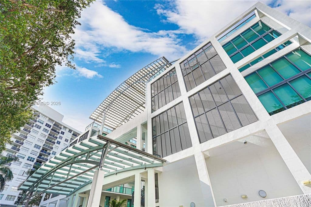 2+1 Condo — 6000 Collins Ave APT 336
